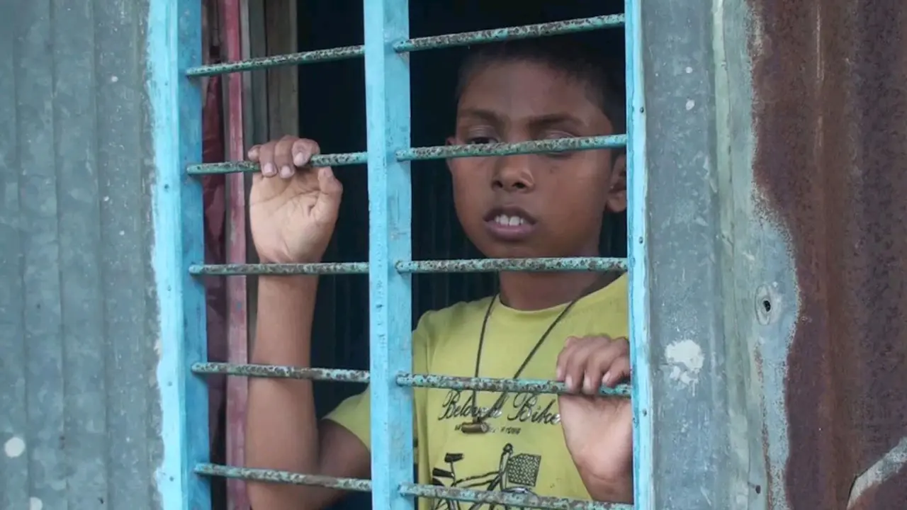 কুয়েতগামী বিমানে ওঠা সেই শিশু এখন শিকলবন্দি