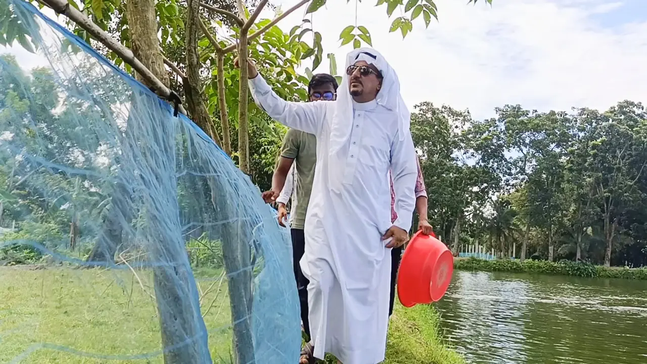 বাংলাদেশি কর্মীর গ্রামে এসে মুগ্ধ সৌদি নাগরিক