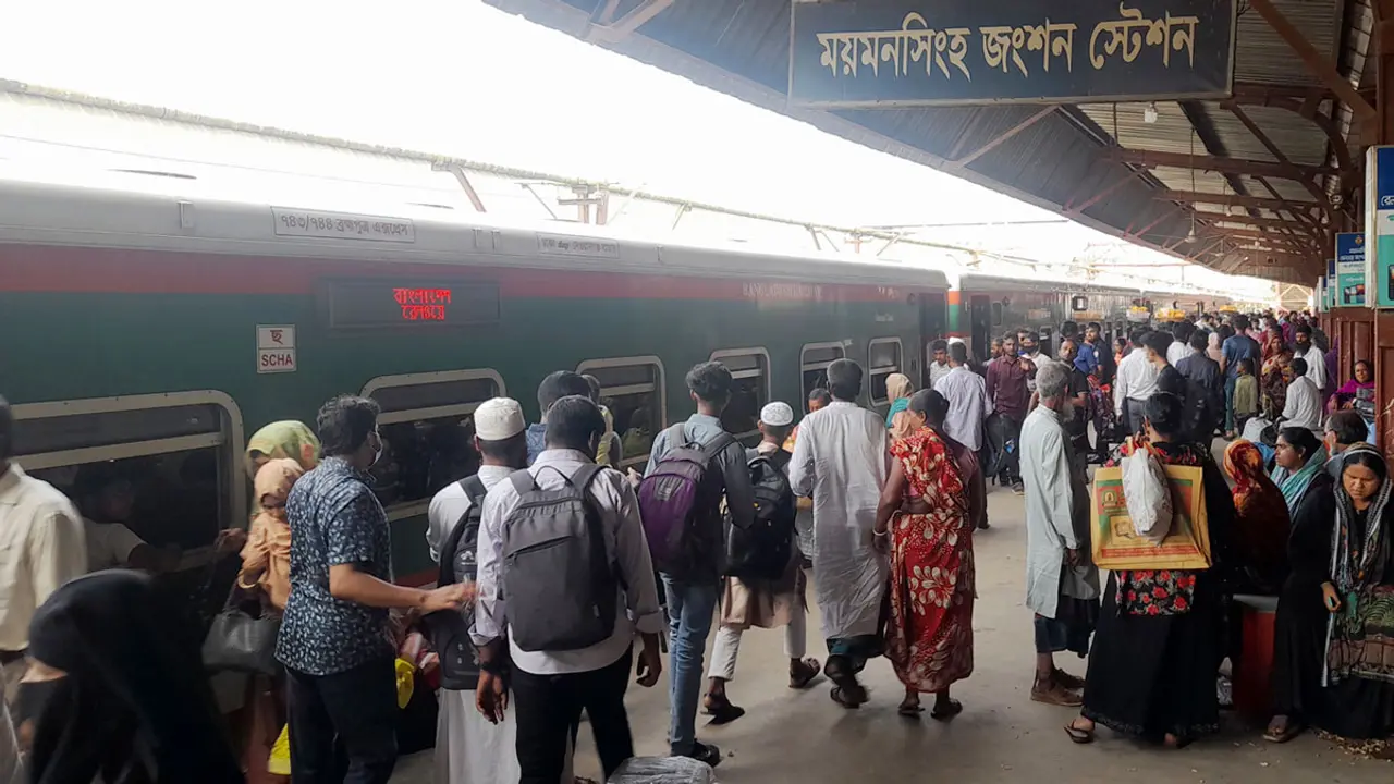টিকিটের পাঁচগুণ যাত্রী, তবুও নেই আলাদা ট্রেন