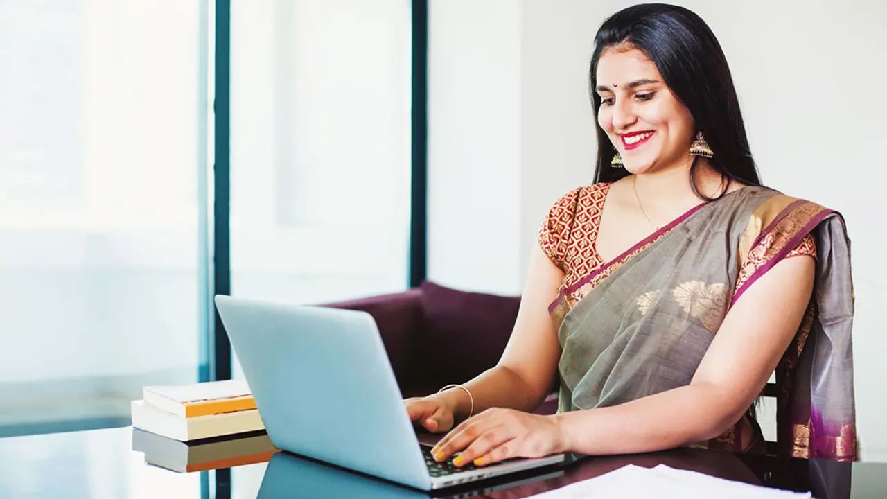 গৃহিণীরা ঘরে বসেই যে ৫ উপায়ে আয় করতে পারেন