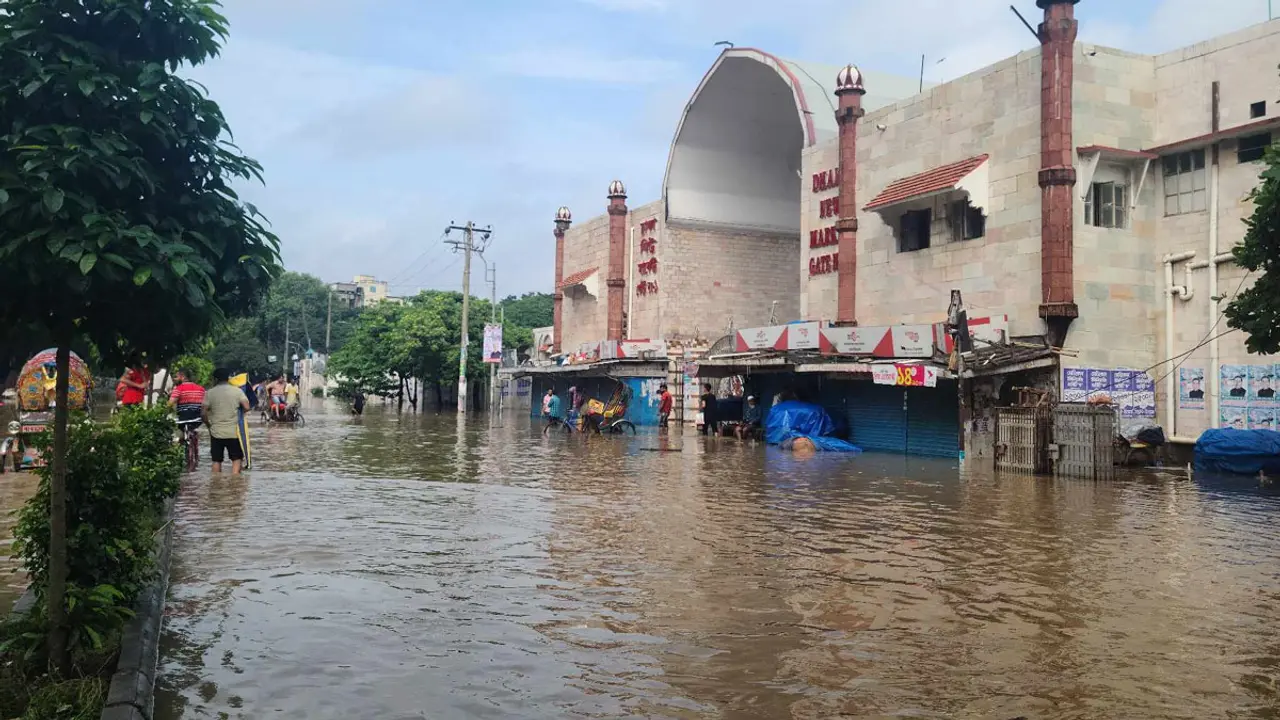নিউমার্কেটে দোকানে পানি ঢুকে প্রায় ১০ কোটি টাকার ক্ষয়ক্ষতি