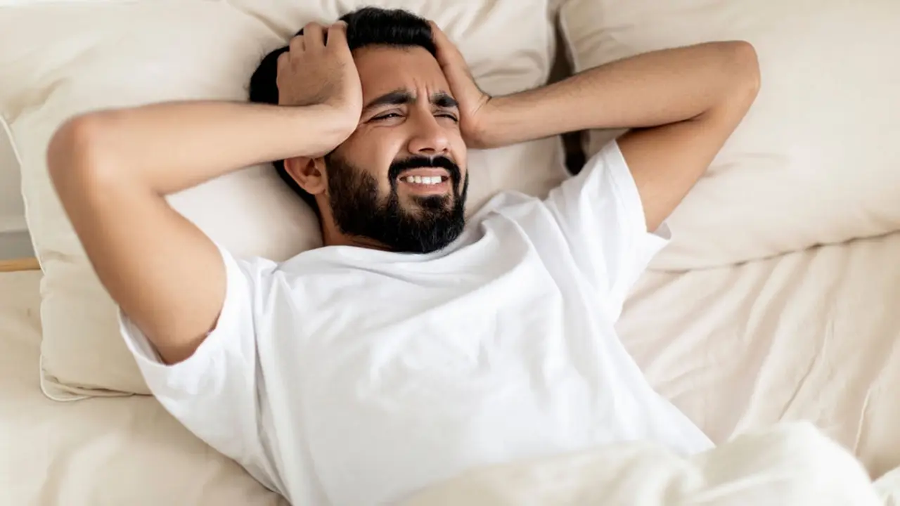 ঘুম ভাঙলেই মাথা ব্যথা? জেনে নিন দূর করার উপায়