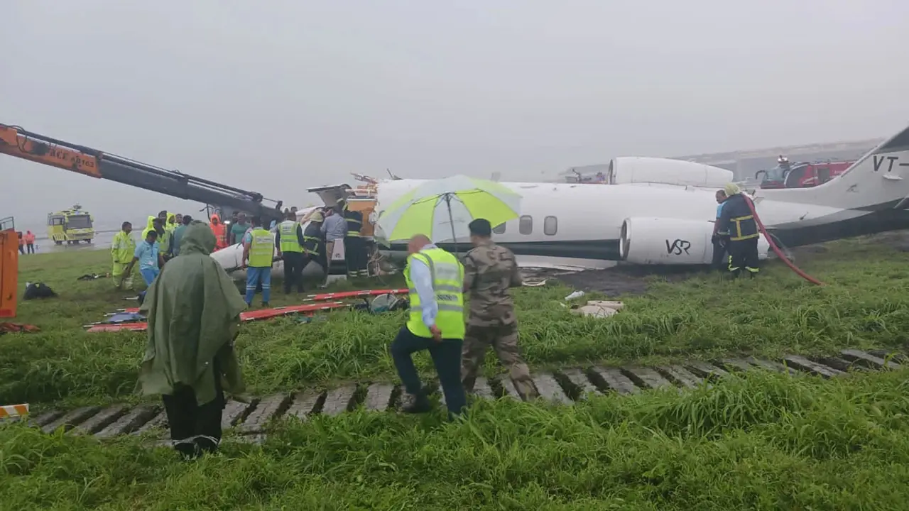 ভারতে বৃষ্টির মধ্যে রানওয়েতে আছড়ে পড়ল প্লেন, ভিডিও ভাইরাল