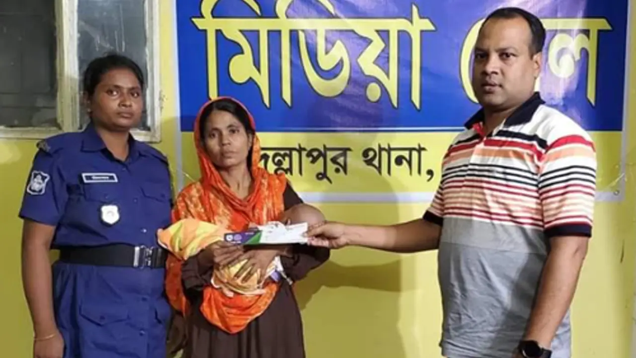অভাবে শিশুকে দত্তক, মায়ের কোলে ফিরিয়ে দিল পুলিশ