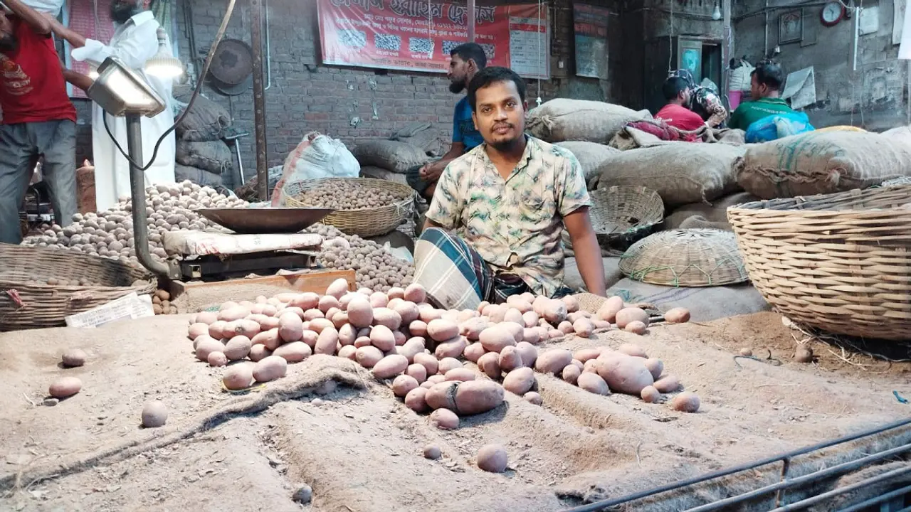 ‘সরকারের দামে আলু পাচ্ছি না, বেচবো কীভাবে’