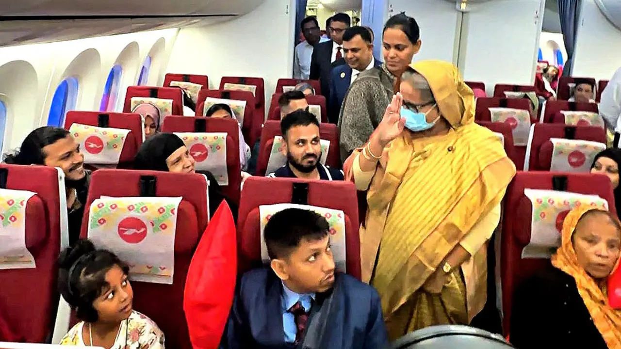 বিমানের ভেতর হেঁটে হেঁটে যাত্রীদের খোঁজখবর নিলেন প্রধানমন্ত্রী