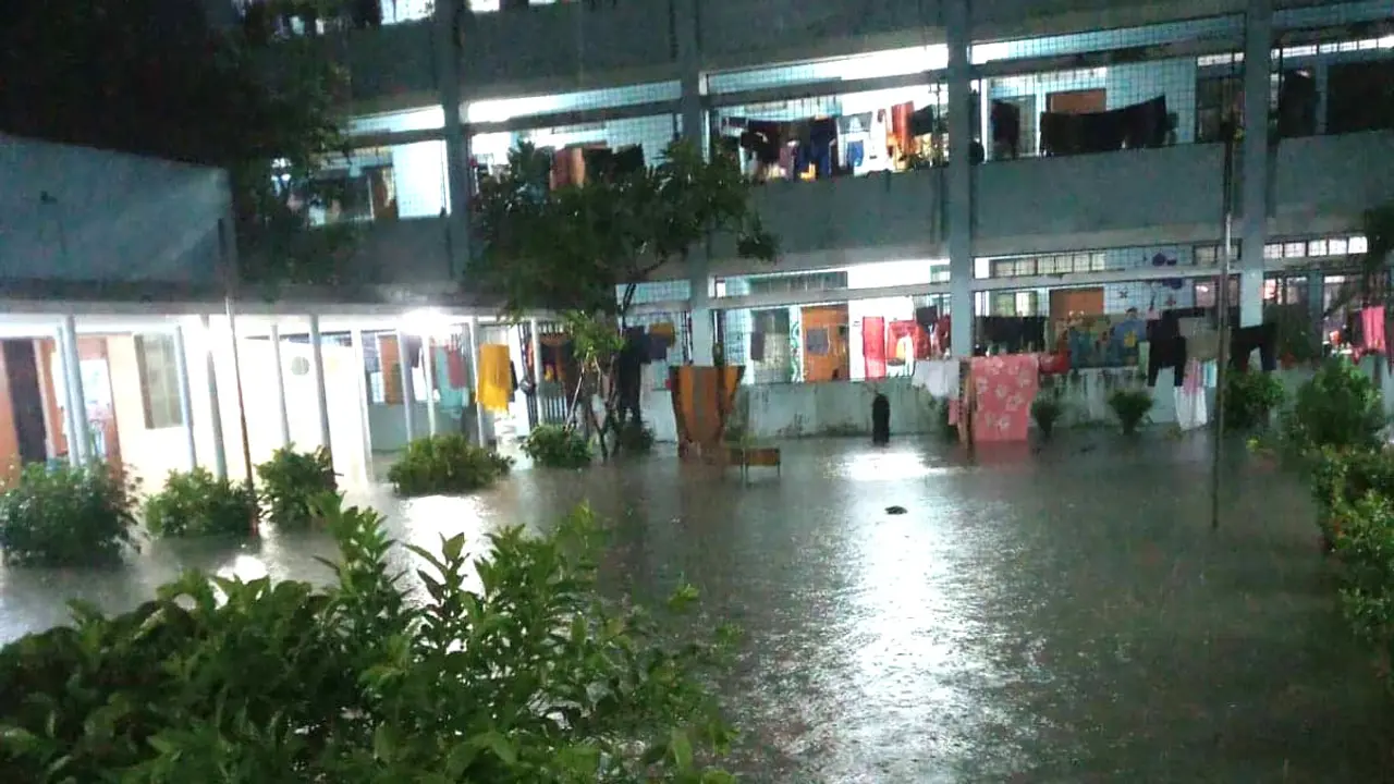 টানা বর্ষণে বিপাকে ঢাবির মৈত্রী হলের শিক্ষার্থীরা
