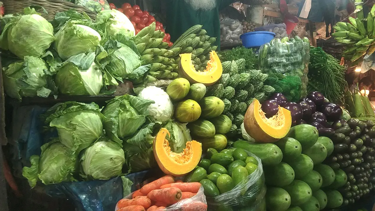 আকাশ ছোঁয়া সবজির দামও!