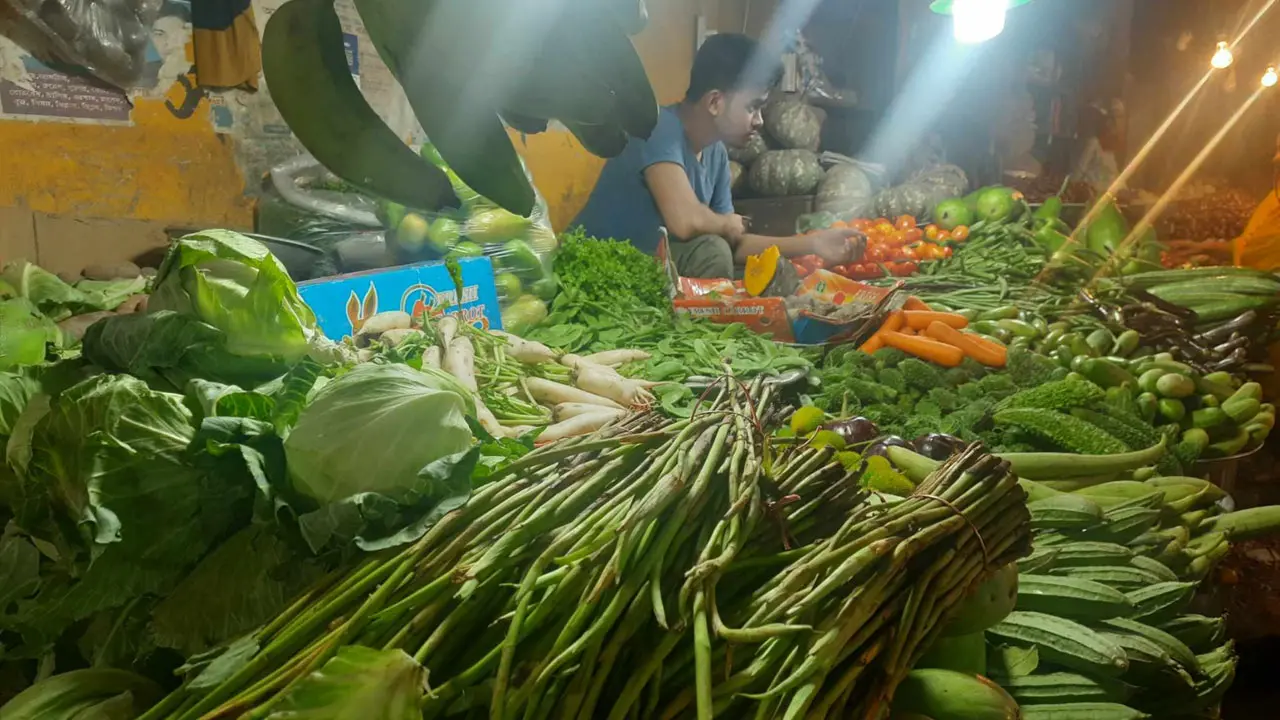 দু-বেলা পাতে সবজি দেওয়াও দায়