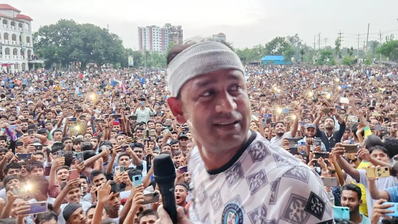 বৃষ্টিতে ভিজে ব্যারিস্টার সুমনের খেলা দেখল ভালুকাবাসী