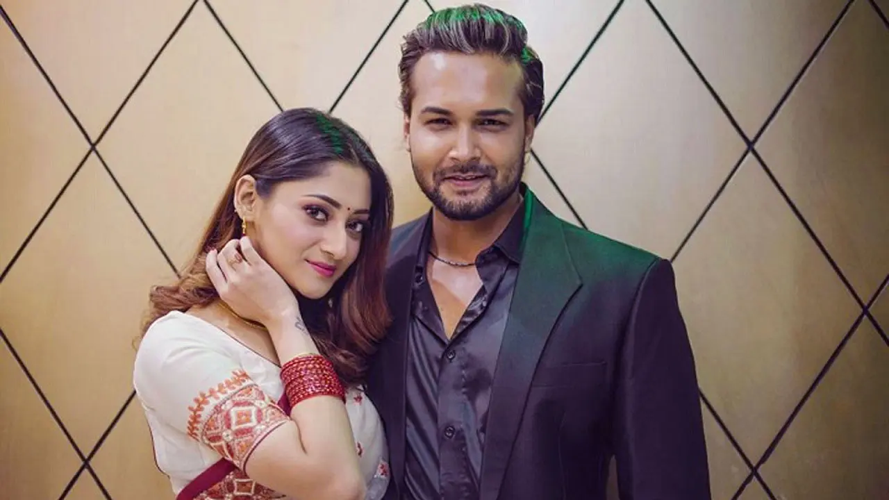 মায়ের জমানো টাকা ও গাড়ি বেচে সিনেমা, হল না পেয়ে কাঁদলেন নায়ক
