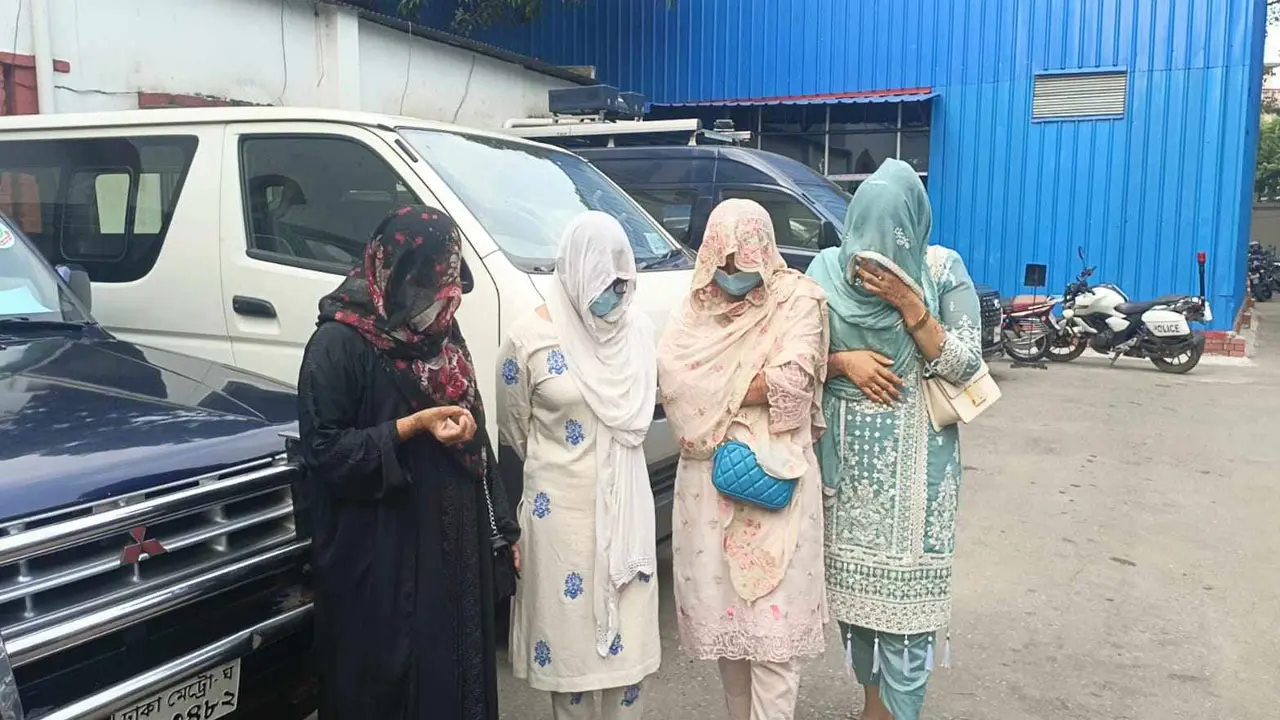 চুলোচুলির ঘটনায় গ্রেপ্তার নারীদের মদ পানের লাইসেন্স ছিল না