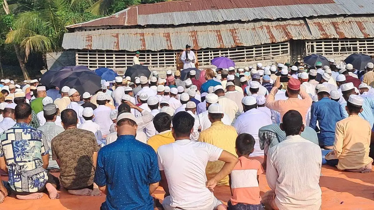 বাগেরহাটে বৃষ্টি প্রার্থনায় ইসতিসকার নামাজ আদায়
