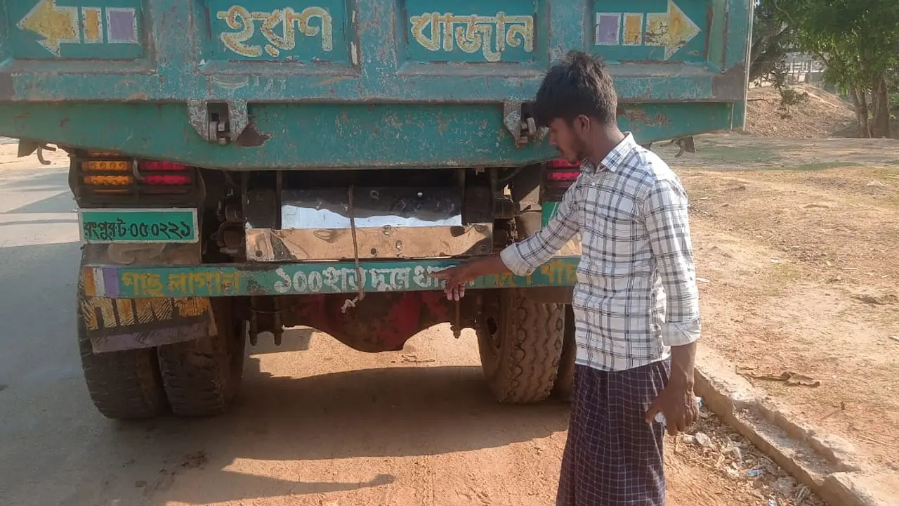 থানচিতে সরকারি কাজে নিয়োজিত ট্রাকে কেএনএফ সন্ত্রাসীদের গুলি
