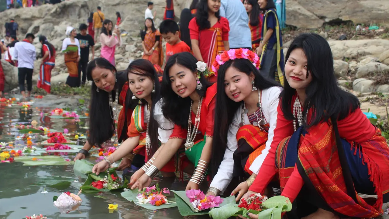সম্প্রীতির বার্তা নিয়ে হ্রদের জলে ভাসলো বিজুর ফুল