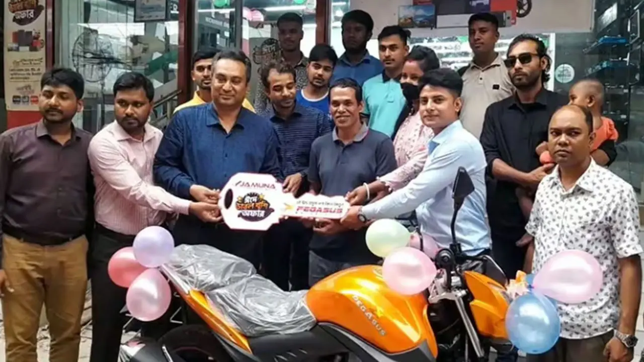 যমুনা ফ্রিজ কিনে মোটরসাইকেল জিতলেন গাজীপুরের চন্দ্র শেখর