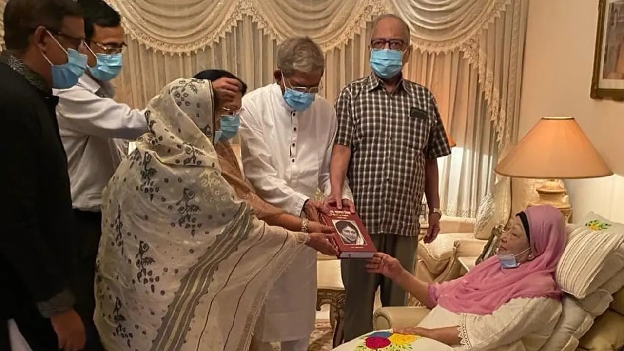 খালেদা জিয়ার জীবনীগ্রন্থ তার হাতে তুলে দিলেন মির্জা ফখরুল