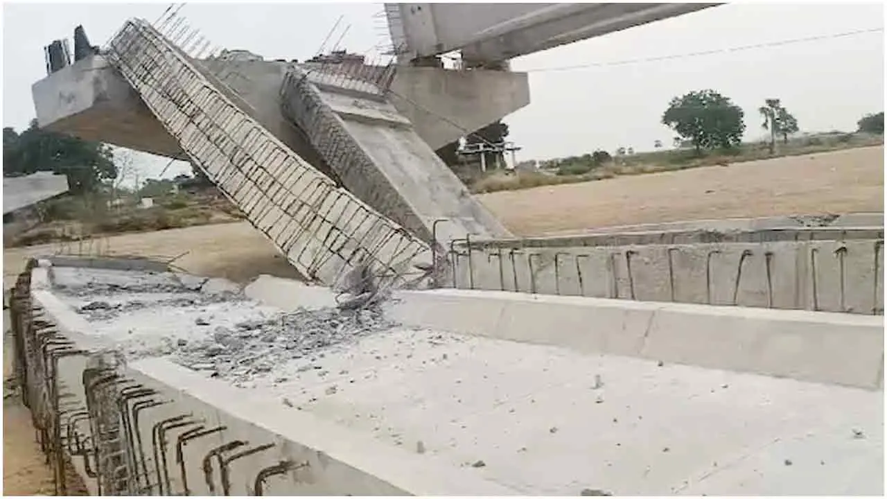বাতাসের ধাক্কায় ভেঙে পড়ল সেতু (ভিডিও)