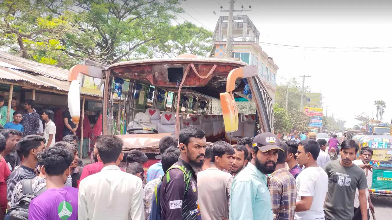 বগুড়ায় বাস-প্রাইভেট কারের মুখোমুখি সংঘর্ষে নিহত ২ 