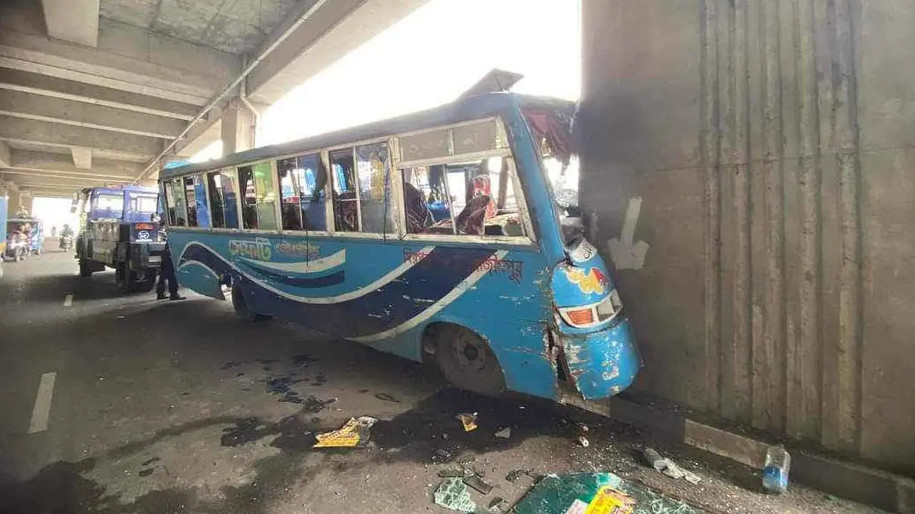 মেট্রোরেলের পিলারে বাসের ধাক্কা, আহত ১০