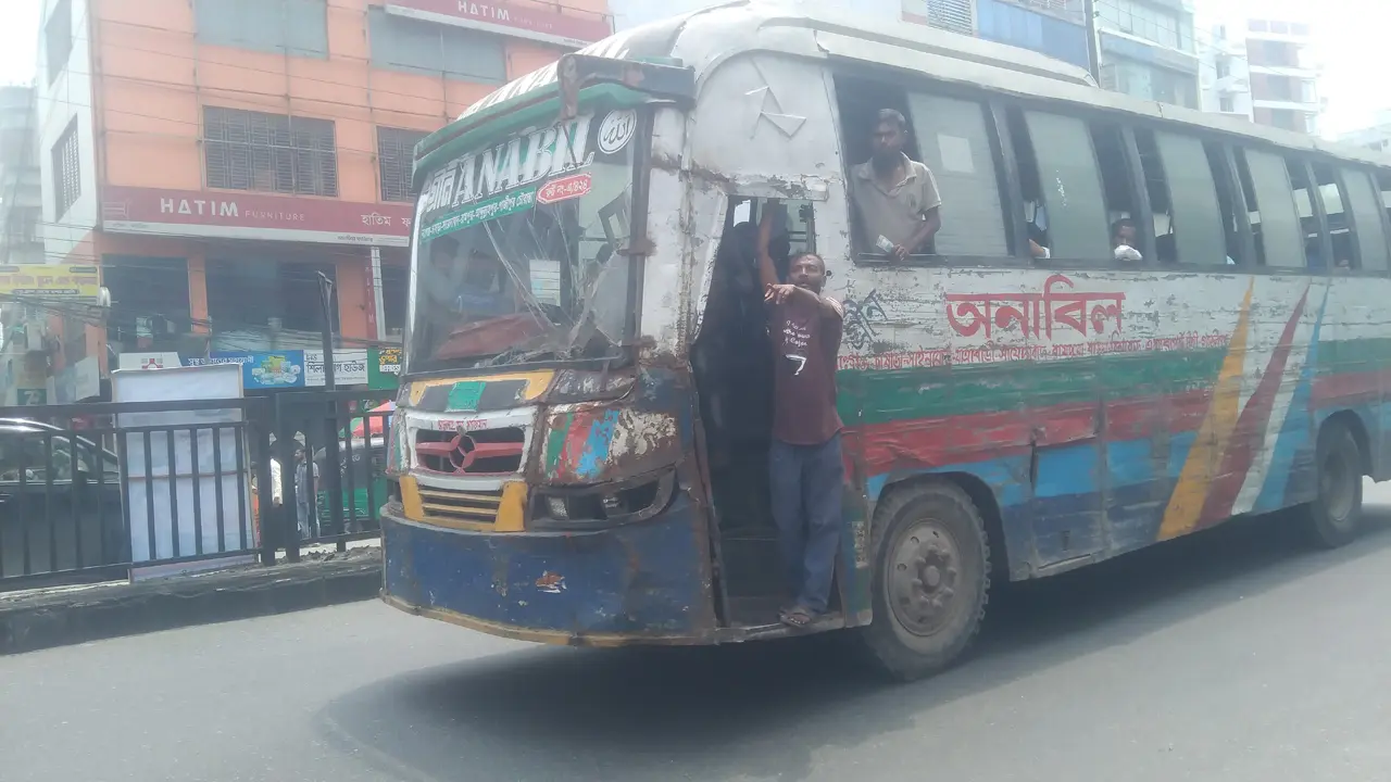 বাসে উঠলেই ‘বকশিশ’