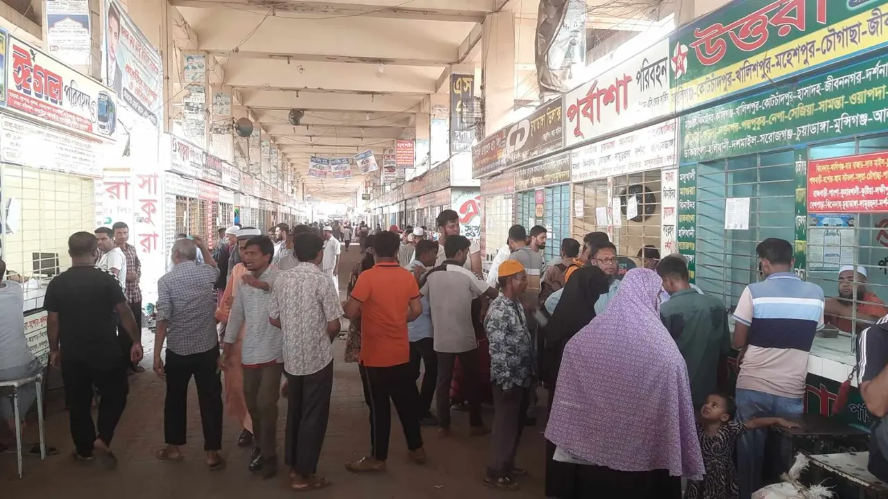 বাসে ঈদযাত্রা : যাত্রীরা বলছেন ভাড়া বেশি, কর্তৃপক্ষ বলছে কম