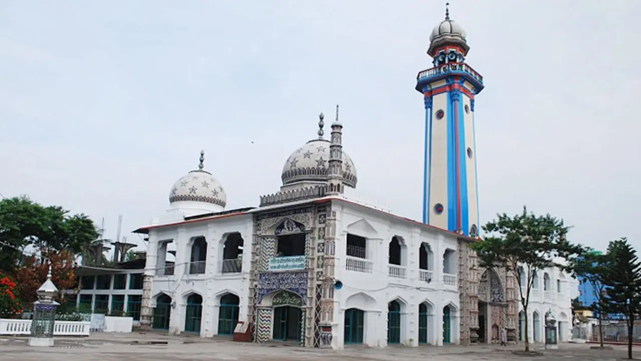 মুসলিম স্থাপত্যের অনন্য নিদর্শন হাজীগঞ্জ বড় মসজিদ