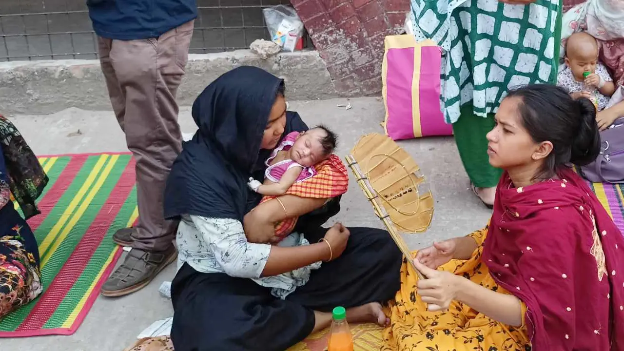 গরমে ভীষণ কষ্ট হচ্ছে হাসপাতালের বাইরে থাকা অসুস্থ শিশুদের