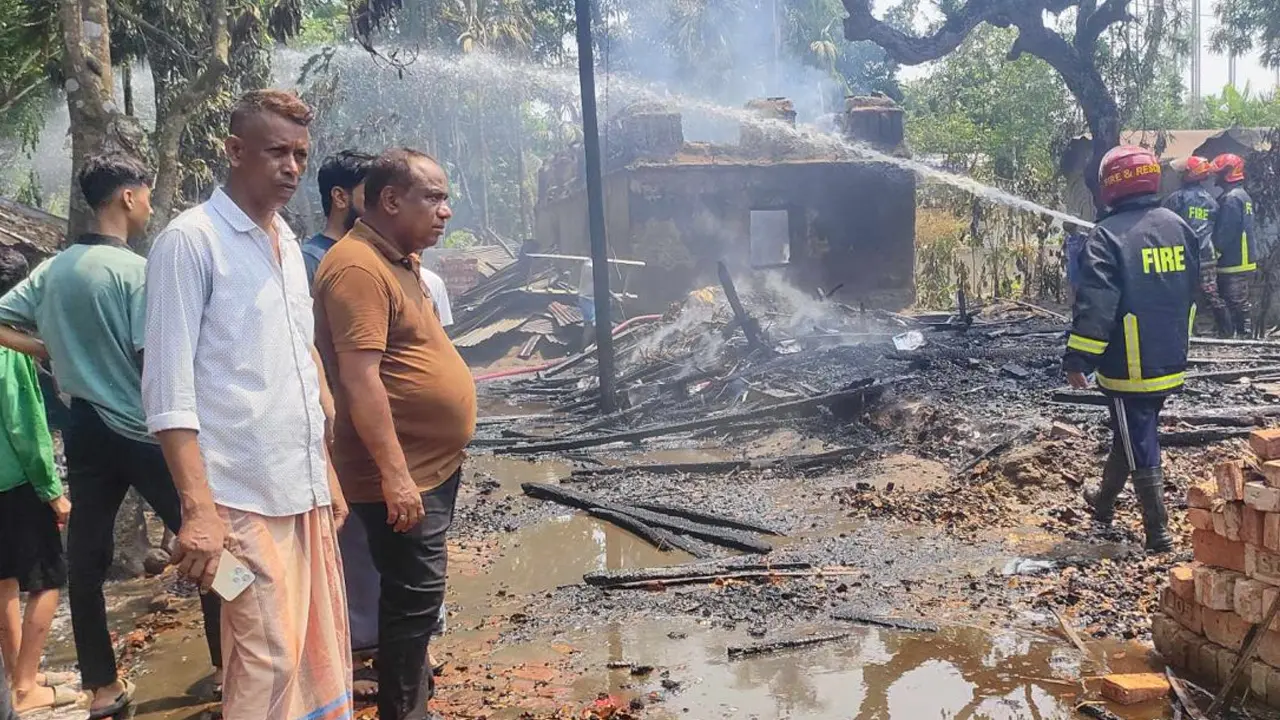 সিগারেটের আগুনে পুড়ল ৫ বসতঘর 