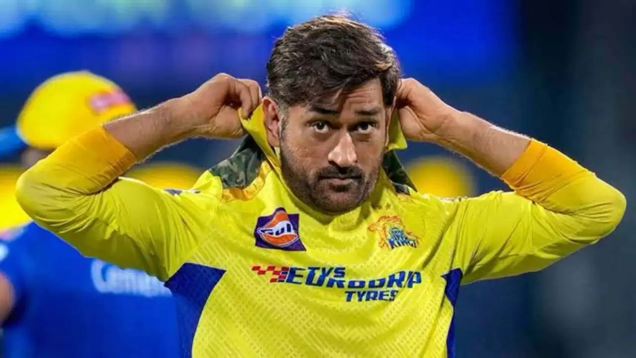 সন্তানের স্কুল ফি না দিয়ে ধোনির খেলা দেখলেন বাবা
