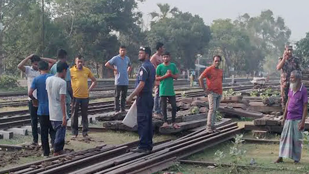 পঞ্চগড় এক্সপ্রেসের ইঞ্জিনে নারীর ঝুলন্ত মরদেহ 