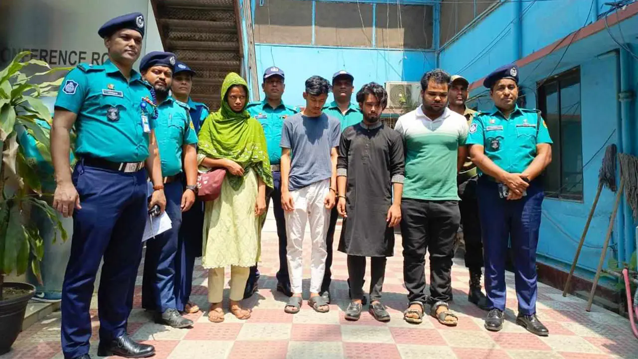 ‘ব্যারিস্টারে’র কথায় তরুণীকে শেকলে বেঁধে ধর্ষণ, পর্নো ভিডিও তৈরি