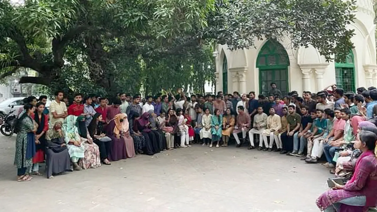 এই গরমেও ছাত্রলীগের ‘প্রোগ্রাম বিলাস’, অসুস্থ হচ্ছেন শিক্ষার্থীরা