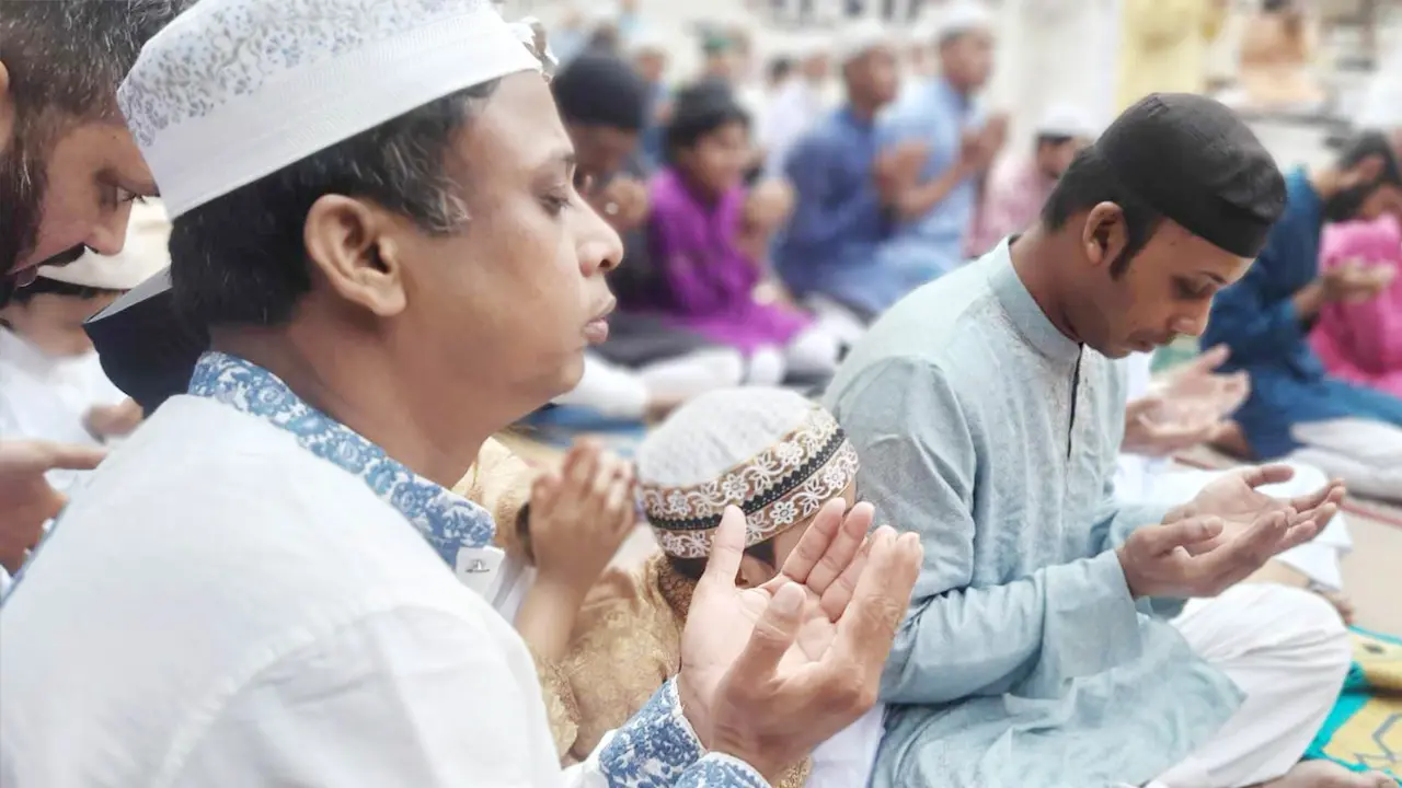 ঈদ জামাতে দেশ ও জাতির কল্যাণ কামনা করে দোয়া