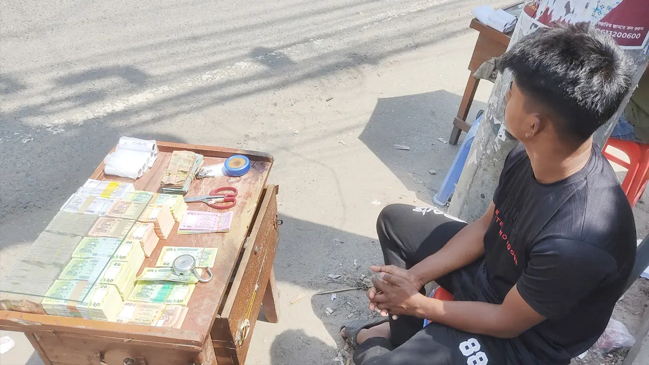 ঈদের আগে জমে ওঠেছে নতুন টাকার হাট