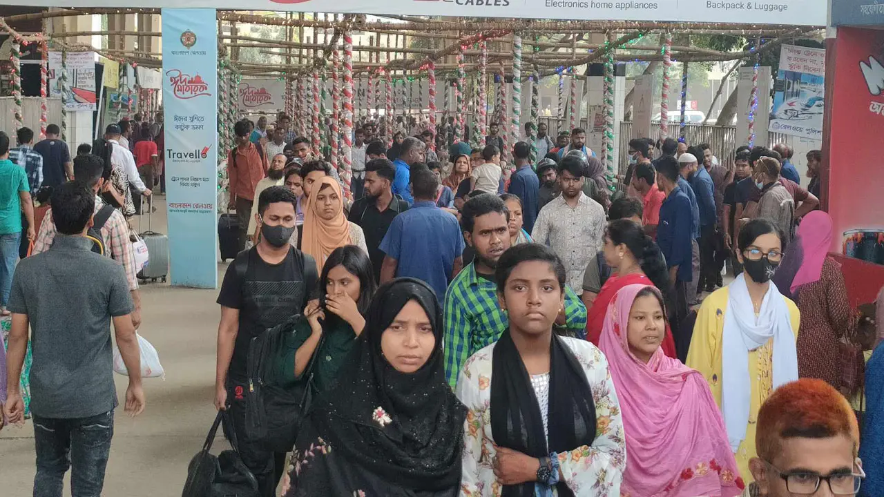 ভোগান্তি এড়াতে ছুটি শেষের আগেই ঢাকা ফিরছেন মানুষজন