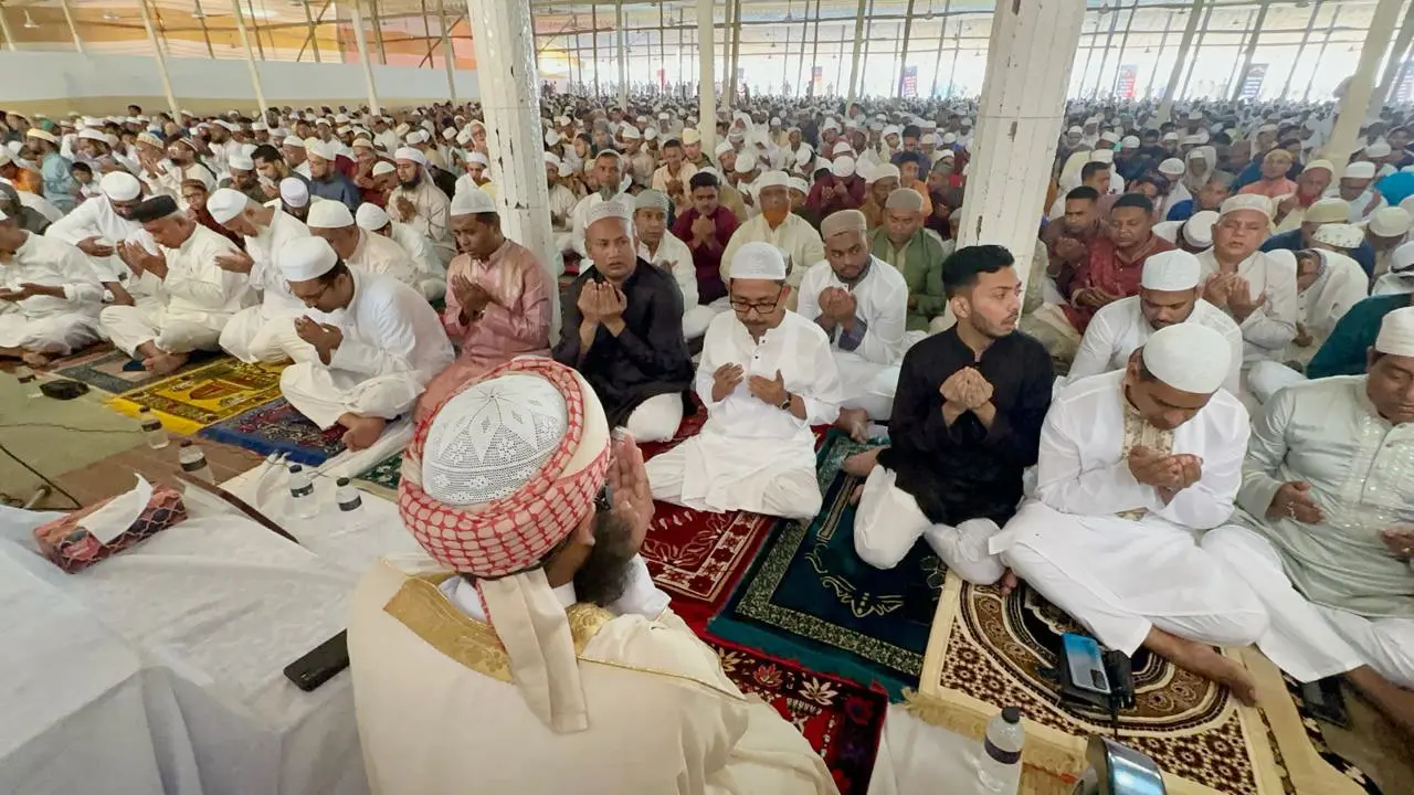 মুসলিম উম্মাহর শান্তি কামনা করে শরীয়তপুরে ঈদের নামাজ