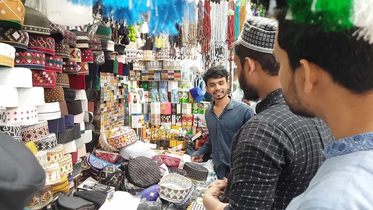 টুপি-আতর-জায়নামাজের দোকানে মুসল্লিদের ভিড়