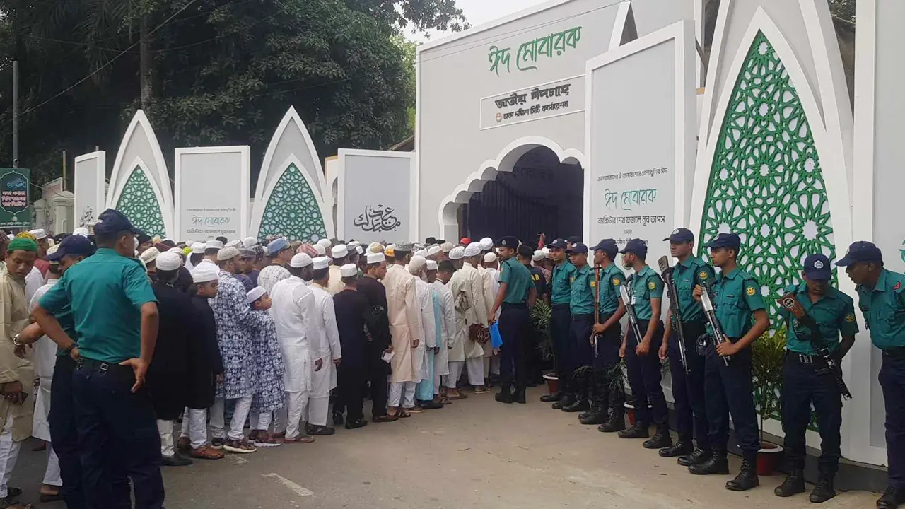 কঠোর নিরাপত্তায় দীর্ঘ লাইনে ঈদগাহে প্রবেশ করছেন মুসল্লিরা