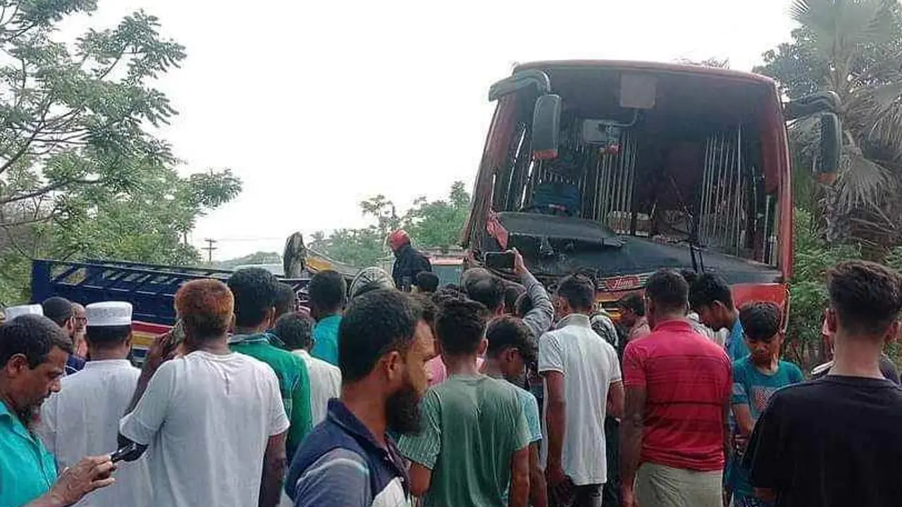 ফরিদপুরে বাস-পিকআপ ভ্যান সংঘর্ষে নিহত ১১