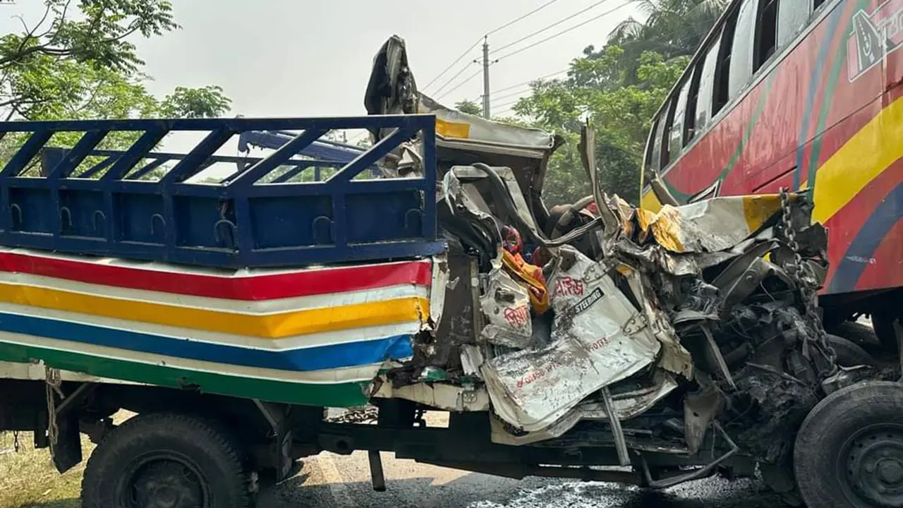 এক মাসে সড়কে নিহত ৫৬৫, বেশি মোটরসাইকেল দুর্ঘটনায়