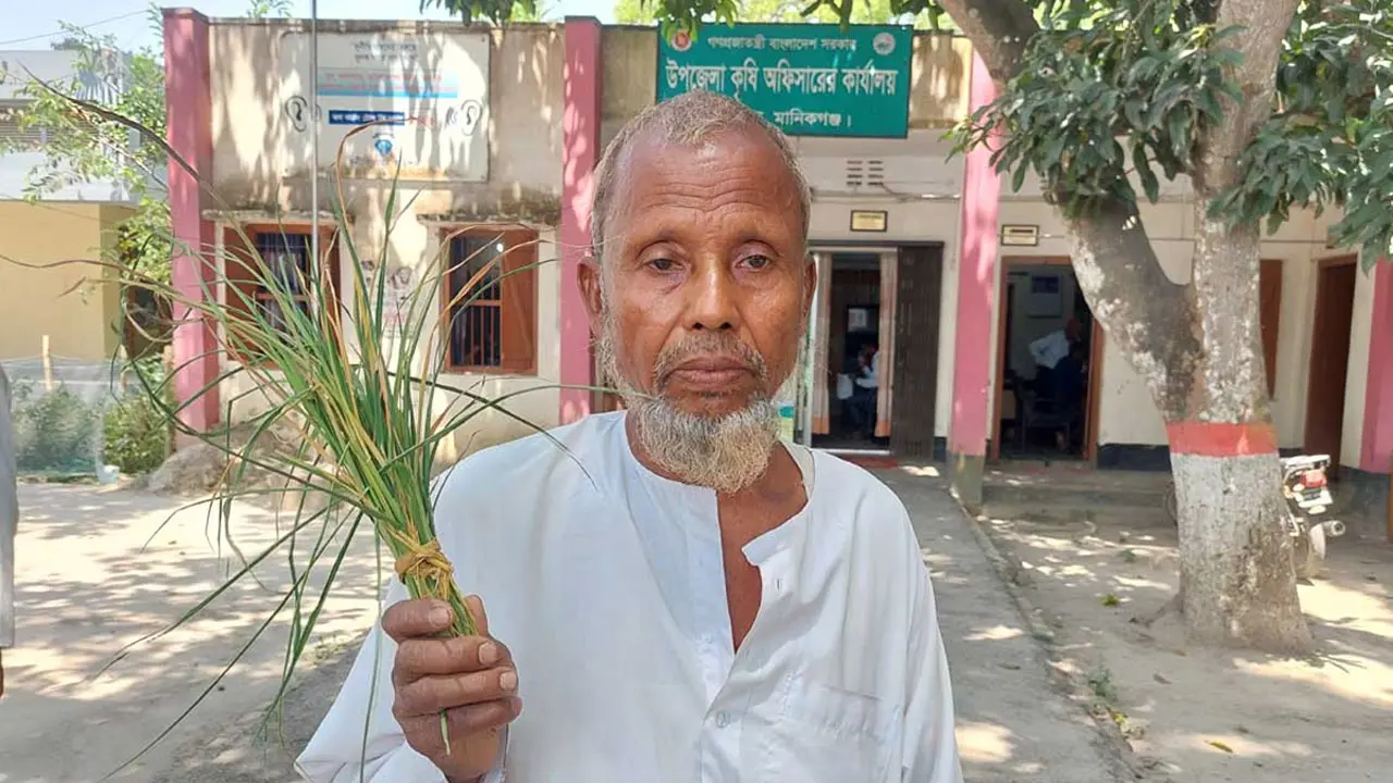 পরামর্শ চাওয়ায় কৃষককে কর্মকর্তা বললেন ‘আমি কি আপনার কামলা দেই’