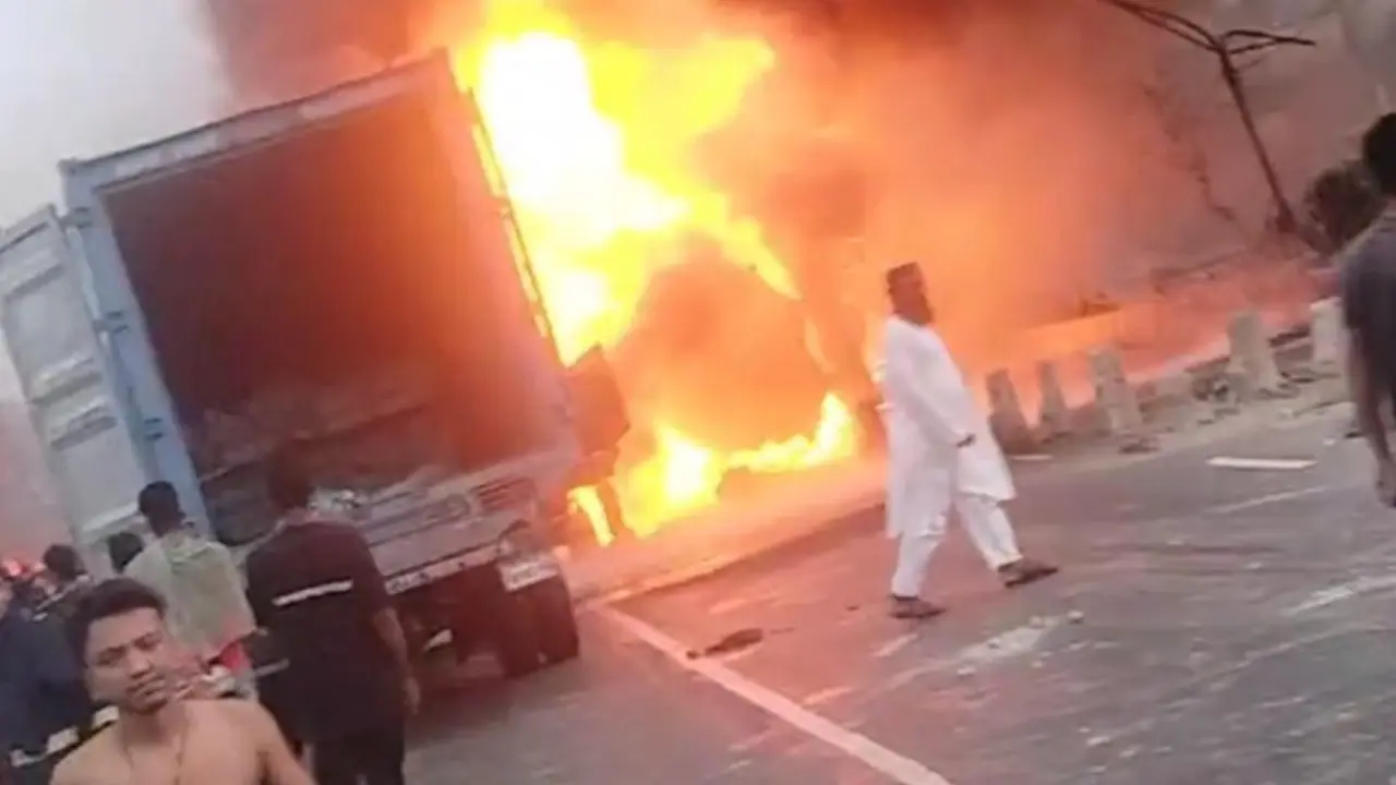 তেলবাহী লরি উল্টে আগুনে দগ্ধ ৭ জন শেখ হাসিনা বার্নে, নিহত ২