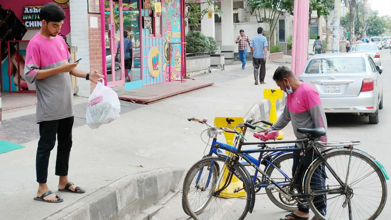 প্রখর রোদে পিঠে খাবার নিয়ে ছুটছেন তারা