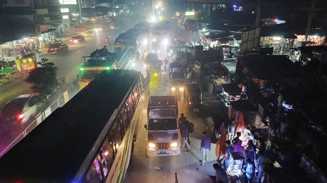 গাজীপুরের ১৫ মোড়ে গতি হারাচ্ছে দূরপাল্লার যান, ঈদযাত্রায় ভোগান্তি