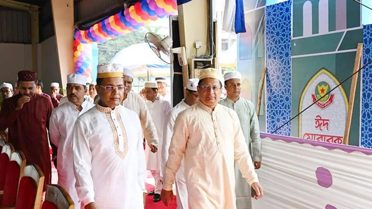 রাজারবাগ মসজিদে আইজিপি ও ডিএমপি কমিশনারের ঈদের নামাজ আদায়