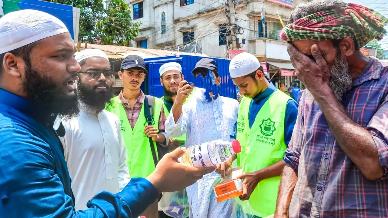 দিনমজুরদের শীতল পানি ও স্যালাইন বিতরণ করল ইসলামী ছাত্র আন্দোলন