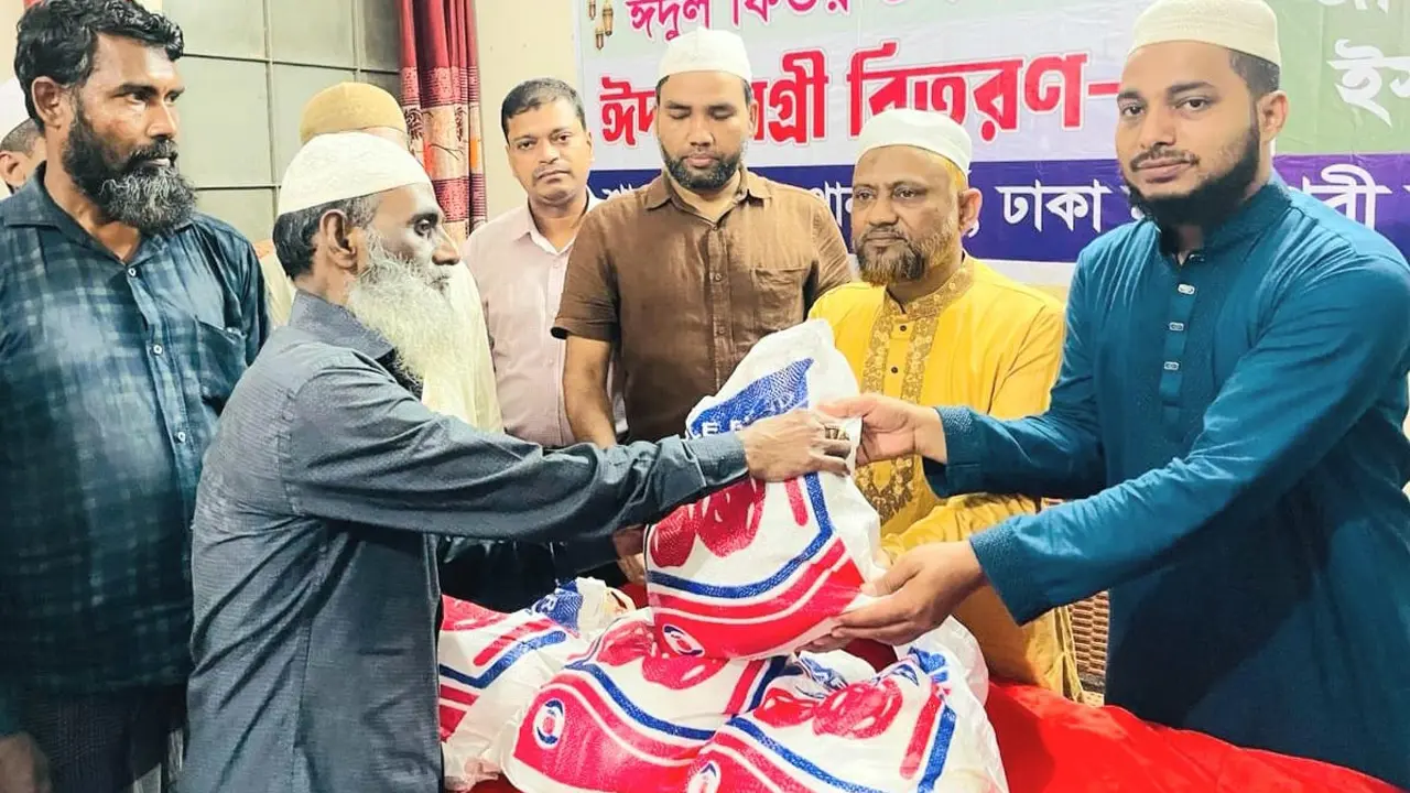অগ্নিকাণ্ডে ক্ষতিগ্রস্ত-অসহায়দের মধ্যে জামায়াতের ঈদ উপহার