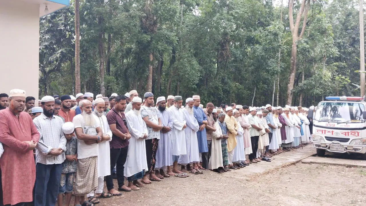 পাশাপাশি কবরে শায়িত স্বামী, স্ত্রী ও দুই সন্তান
