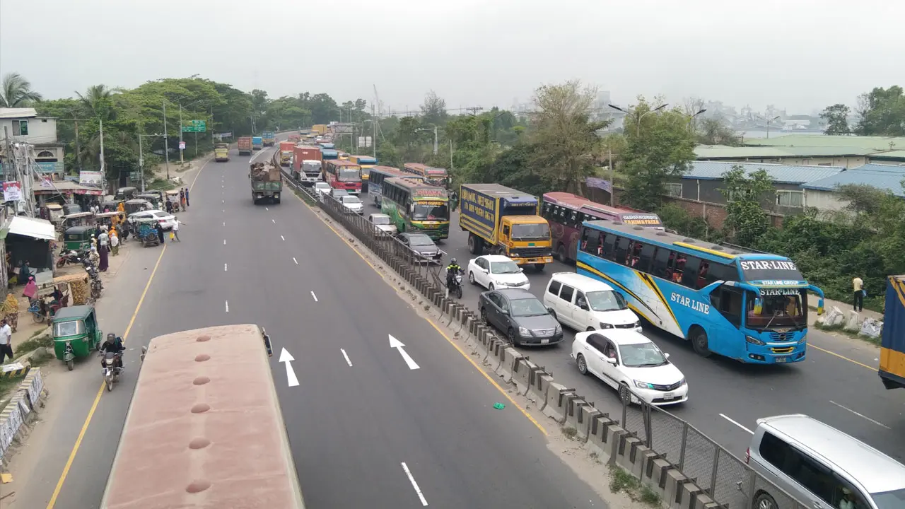 ঢাকা-চট্টগ্রাম মহাসড়কে ১৩ কিলোমিটার জট, ধীর গতিতে চলছে যানবাহন